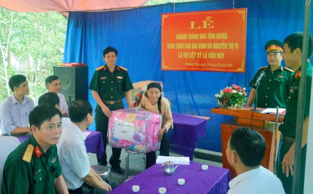 Đại diện lãnh đạo Bộ CHQS tỉnh Phú Thọ trao quà tặng thân nhân liệt sỹ Lã Văn Huy nhân dịp bàn giao nhà tình nghĩa.