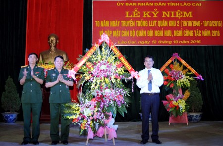 Đồng chí Đặng Xuân Phong, Chủ tịch UBND tỉnh tặng hoa chúc mừng cán bộ, chiến sĩ LLVT tỉnh nhân dịp Kỷ niệm 70 năm Ngày truyền thống LLVT Quân khu.
