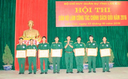 Ban tổ chức  trao giải cho các thí sinh đạt thành tích cao trong H ội thi.