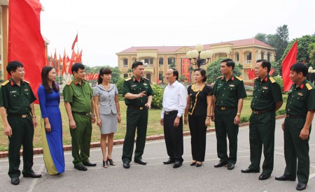 Đồng chí Phó Tư lệnh Quân khu trao đổi với các đại biểu về công tác xây dựng lực lượng DBĐV.