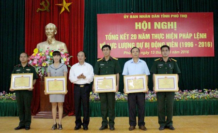 Đồng chí Hà Kế San, Phó Chủ tịch UBND tỉnh tặng Bằng khen các tập thể có thành tích xuất sắc trong 20 năm thực hiện Pháp lệnh lực lượng DBĐV (1996-2016).