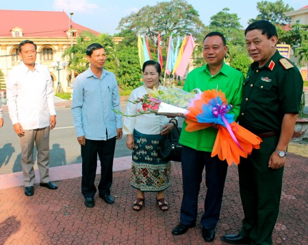 Thiếu tướng Hoàng Ngọc Dũng, Phó Tư lệnh Quân khu tặng hoa và đoán đoàn cán bộ tỉnh Phông-Xa-Lỳ.