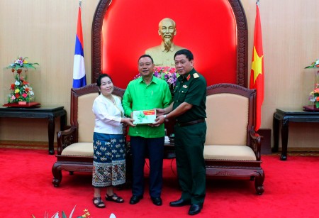Thiếu tướng Hoàng Ngọc Dũng, Phó Tư lệnh Quân khu 2 trao quà lưu niệm tặng đoàn cán bộ tỉnh Phông-Xa-Lỳ.
