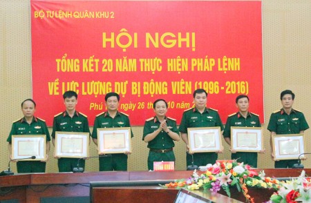 Thiếu tướng Trịnh Văn Quyết, Bí thư Đảng ủy, Chính ủy Quân khu trao Bằng khen tặng các cá nhân có thành tích xuất sắc trong thực hiện nhiệm vụ xây dựng lực lượng DBĐV.