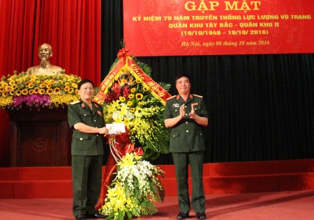 Thiếu tướng Phạm Đức Duyên tặng hoa tại buổi gặp mặt.