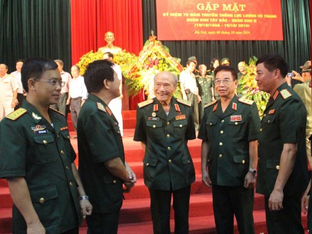  Thiếu tướng Phạm Đức Duyên gặp gỡ, trao đổi thân mật với các tướng lĩnh, sỹ quan cao cấp, cựu chiến binh Quân khu Tây Bắc-Quân khu 2 qua các thời kỳ.