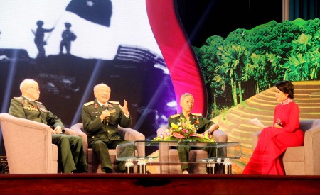 Trung tướng Phạm Hồng Cư và Anh hùng LLVT La Văn Cầu, Đặng Đức Song giao lưu với cán bộ, chiến sỹ LLVT Quân khu.