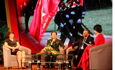 Thiếu tướng Trịnh Văn Quyết, Bí thư Đảng ủy, Chính ủy Quân khu cùng lãnh đạo tỉnh Vĩnh Phúc và thành phố Hà Giang giao lưu với các đại biểu và cán bộ, chiến sỹ LLVT.