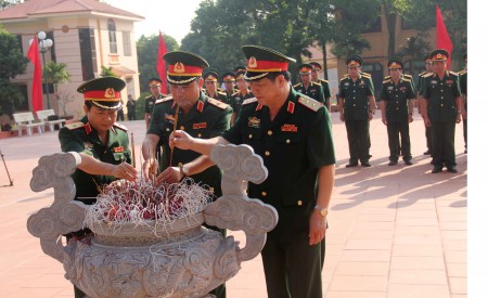 Thủ trưởng Bộ Tư lệnh Quân khu và cán bộ, chiến sỹ các cơ quan Quân khu thực hiện nghi lễ dâng hương khánh thành Nhà tưởng niệm Bác Hồ.