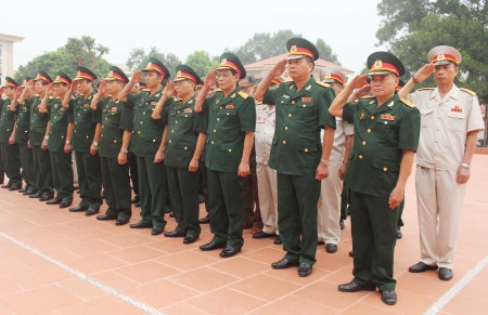 Các thế hệ cán bộ Ngành Hậu cần Quân khu đặt vòng hoa, dâng hương tại khu di tích Chủ tịch Hồ Chí Minh trong khuôn viên Quân khu.