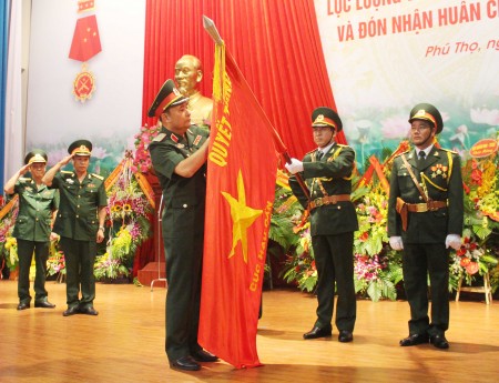 Thừa quyền của Chủ tịch nước, Thiếu tướng Phùng Sĩ Tấn gắn Huân chương Bảo vệ Tổ quốc hạng Nhất lên Quân kỳ Quyết thắng của Ngành Hậu cần Quân khu.