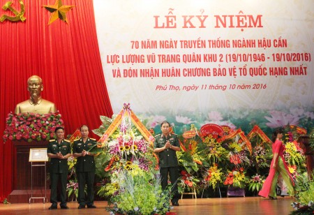 Thiếu tướng Phùng Sĩ Tấn tặng hoa chúc mừng Cục Hậu cần Quân khu.