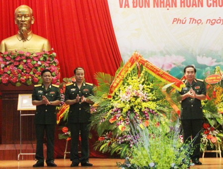 Thiếu tướng Đỗ Năng Tĩnh, Phó Chủ nhiệm TCHC tặng hoa chúc mừng Ngành Hậu cần Quân khu.