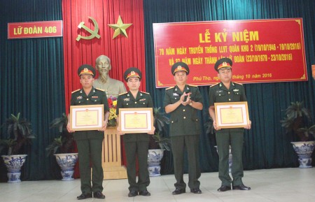 Đảng ủy, Chỉ huy Lữ đoàn Xe tăng 406 khen thưởng các tập thể, cá nhân đạt thành tích xuất sắc trong phong trào thi đua “70 ngày hành động quyết thắng”.