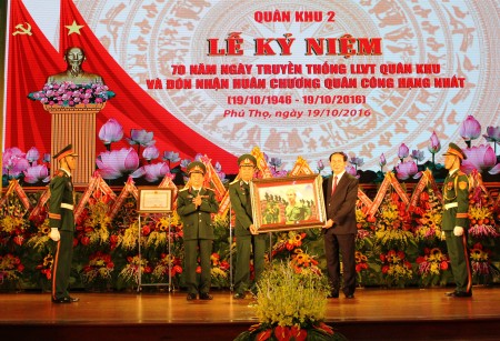 Chủ tịch nước trao tặng LLVT Quân khu bức tranh “Bác vẫn cùng chúng cháu hành quân”.