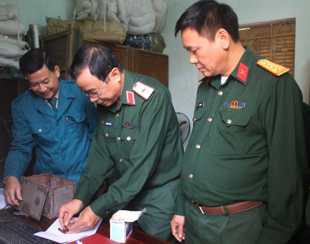 Thiếu tướng Hoàng Hữu Thế kiểm tra công tác bảo quản VKTB tại Đại đội 20, Bộ CHQS tỉnh Tuyên Quang.