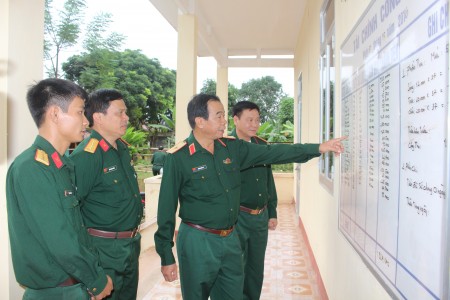 Thiếu tướng Hoàng Hữu Thế, Chủ nhiệm Chính trị Quân khu cùng đoàn công tác kiểm tra tại Đại đội 20, Bộ CHQS tỉnh Tuyên Quang.