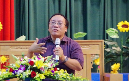 Nhà thơ Trần Đăng Khoa chia sẻ cảm xúc trong buổi giao lưu.