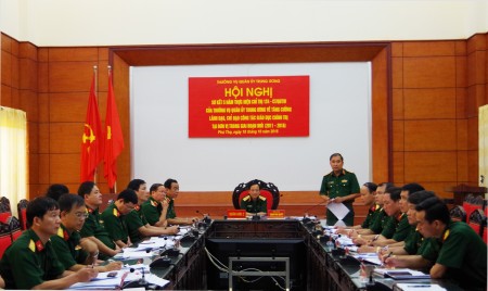 Thiếu tướng Phùng Sĩ Tấn, Uỷ viên Ban Thường vụ Đảng uỷ, Phụ trách Tư lệnh Quân khu phát biểu tại hội nghị.