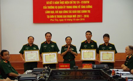 Thiếu tướng Trịnh Văn Quyết, Bí thư Đảng uỷ, Chính uỷ Quân khu trao Bằng khen của Bộ trưởng Bộ Quốc phòng tặng Bằng khen và Tổng cục Chính trị tặng các đơn vị hoàn thành tốt nhiệm vụ.