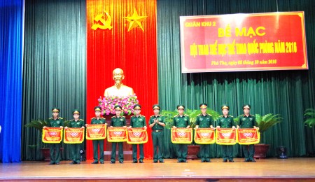 Đại tá Trần Minh Phong, Phó Tham mưu trưởng Quân khu trao giải cho các tập thể, cá nhân đạt thành tích trong Hội thao.