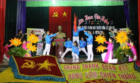 Tiết mục “Rạng rỡ Việt Nam” của Liên Chi đoàn 1 và đơn vị kết nghĩa được trao giải xuất sắc.