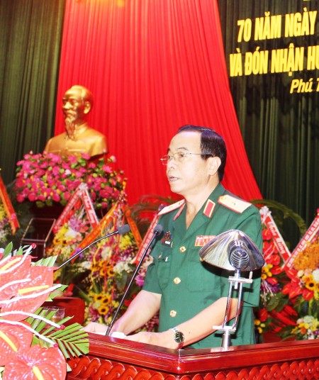 Thiếu tướng Hoàng Hữu Thế, Ủy viên Thường vụ Đảng ủy, Chủ nhiệm Chính trị Quân khu đọc diễn tại Lễ kỷ niệm. 
