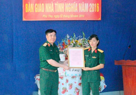 Thiếu tướng Phạm Đức Duyên, Phó Chính ủy Quân khu trao Nhà tình nghĩa tặng Trung úy QNCN Ngô Thị Minh Hảo,Y sỹ Tiểu đoàn 1, Lữ đoàn 297.