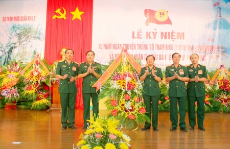 Đại tướng Đỗ Bá Tỵ, Ủy viên Ban Chấp hành Trung ương Đảng, Phó Chủ tịch Quốc hội tặng hoa chúc mừng cán bộ, chiến sĩ Bộ Tham mưu Quân khu 2. 