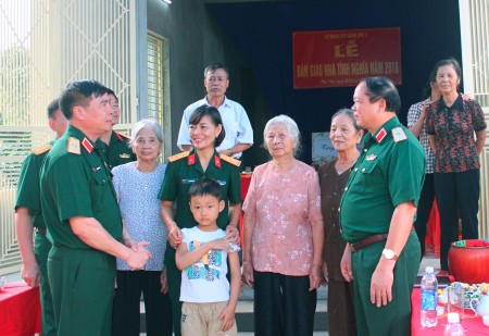 Thủ trưởng Bộ Tư lệnh và Cục Chính trị Quân khu chia vui và động viên gia đình Trung úy QNCN Ngô Thị Minh Hảo.