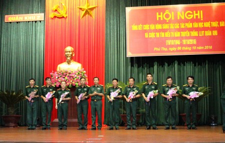 Thiếu tướng Hoàng Hữu Thế, Ủy viên Thường vụ Đảng ủy, Chủ nhiệm Chính trị Quân khu trao thưởng cho các tập thể có thành tích xuất sắc CVĐ sáng tác VH,NT,BC .