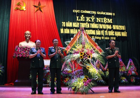 Thiếu tướng Phùng Sĩ Tấn tặng hoa chức mừng cán bộ, nhân viên, chiến sỹ Cục Chính trị.