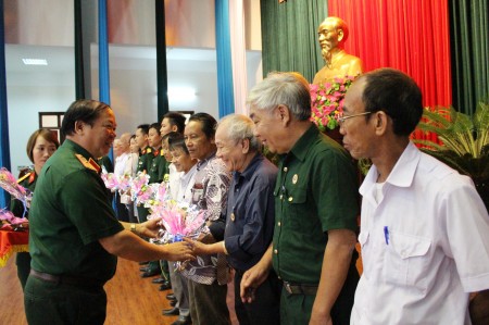 Thiếu tướng Vũ Sơn Hoàng, Phó Chủ nhiệm Chính trị Quân khu trao thưởng cho các cá nhân đạt giải khuyến khích CVĐ sáng tác VH,NT,BC .