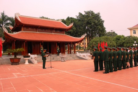 Cán bộ, nhân viên, chiến sỹ Cục Chính trị Quân khu tổ chức lễ dâng hương, báo công tại Di tích tưởng niệm Chủ tịch Hồ Chí Minh trong khuân viên Quân khu.
