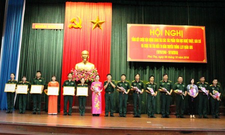 Đại tá Nguyễn Như Bách, Phó Chủ nhiệm Chính trị Quân khu trao giải Nhất, Nhì, Ba và khuyến khích thi tìm hiểu truyền thống LLVT Quân khu thưởng cho các cá nhân đạt thành tích xuất sắc.