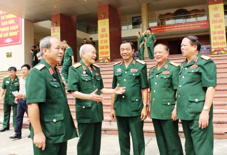 Trung tướng Phạm Hồng Cư, nguyên Phó Chính ủy kiêm Chủ nhiệm Chính trị Quân khu (thứ 2, từ trái sang) trò chuyện với đại biểu về dự lễ kỷ niệm.