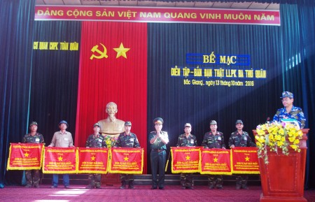 Thượng tướng Võ Văn Tuấn, Phó Tổng Tham mưu trưởng QĐND Việt Nam tặng cờ cho các đơn vị đạt giải Nhất.