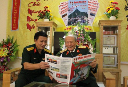 Trung tướng Phạm Hồng Cư đọc báo, đánh giá cao chất lượng nội dung, hình thức Báo Quân khu số đặc biệt kỷ niệm 70 năm Ngày truyền thống LLVT Quân khu.