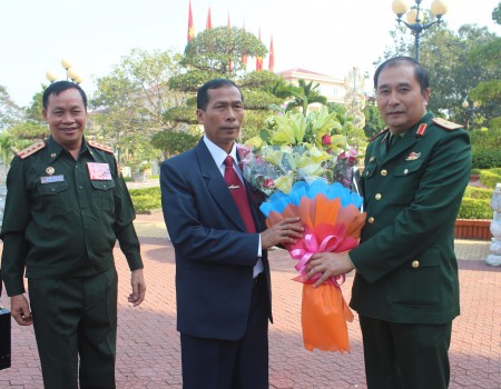 Thiếu tướng Phùng Sĩ Tấn, Phụ trách Tư lệnh QK tặng hoa chúc mừng đoàn.