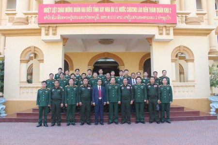 Lãnh đạo Bộ Tư lệnh QK và tỉnh Xay Nha Bu Ly, chụp ảnh kỷ niệm.