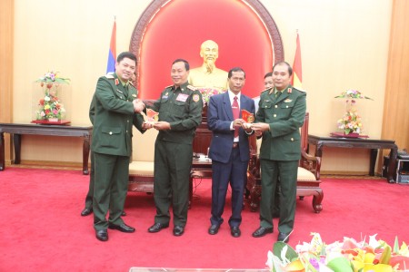 Bộ Tư lệnh Quân khu tặng quà lưu niệm.