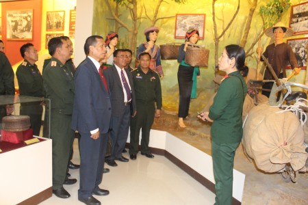 Đoàn cán bộ tỉnh Xay Nha Bu Ly thăm Bảo tàng QK.