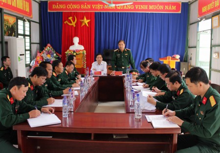 Thiếu tướng Phùng Sĩ Tấn làm việc tại Ban CHQS huyện Nậm Nhùn.