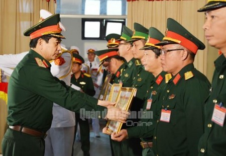 Trung tướng Phan Văn Giang trao thưởng cho các cán bộ hoàn thành xuất sắc trong đợt kiểm tra. 
