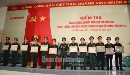 Trung tướng Phan Văn Giang trao thưởng cho các cán bộ hoàn thành xuất sắc trong đợt kiểm tra. 