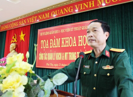Đại tá Nguyễn Thanh Liêm, Chủ nhiệm Kỹ thuật Quân khu phát biểu tại tọa đàm.