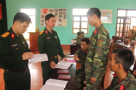 Đoàn công tác kiểm tra sổ tay pháp luật của bộ đội tại Trung đoàn 148.
