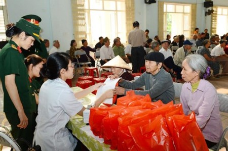 Quân y Lữ đoàn 144 (Bộ Tổng tham mưu) khám bệnh, cấp thuốc miễn phí cho nhân dân tại ATK Định Hóa, Thái Nguyên. Ảnh: Tuấn Huy