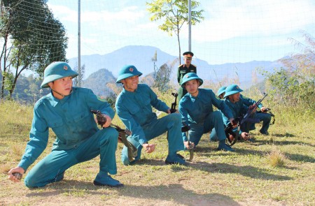 Kiểm tra công tác huấn luyện dân quân tại Ban CHQS huyện Nậm Nhùn.