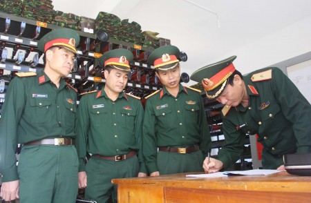 Thiếu tướng Nguyễn Thái Bình kiểm tra công tác bảo quản VKTB tại Ban CHQS TP Lai Châu.